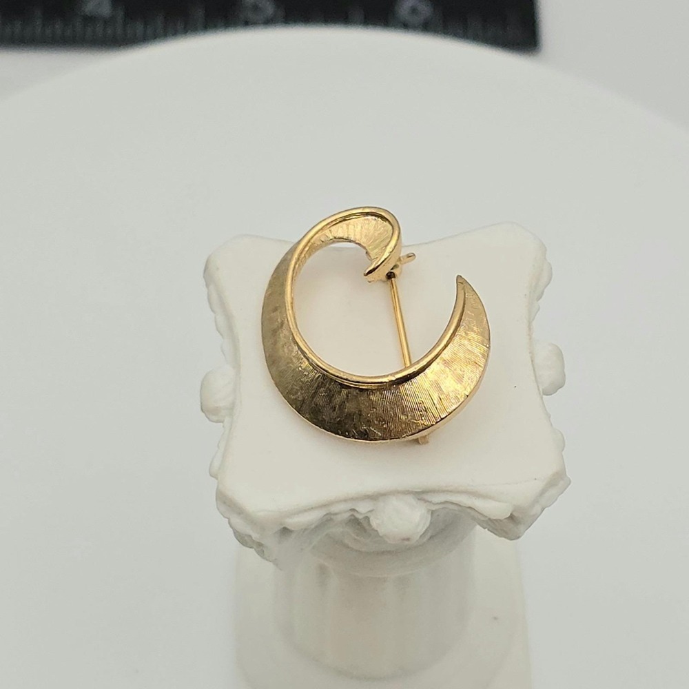 Vintage CROWN TRIFARI Swirl Crescent Brooch Pin Textured Art Deco Gold Tone